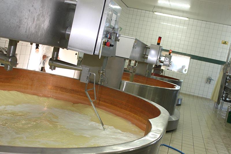 L'atelier de fabrication de la fromagerie Monnin à Chantrans dans le Doubs